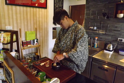抹茶を点てるスタッフさん